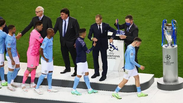 PORTO, PORTUGAL - MAY 29: Players of Manchester City go up to collect their runners up medals after the UEFA Champions League Final between Manchester City and Chelsea FC at Estadio do Dragao on May 29, 2021 in Porto, Portugal. (Photo by Michael Steele/Getty Images)