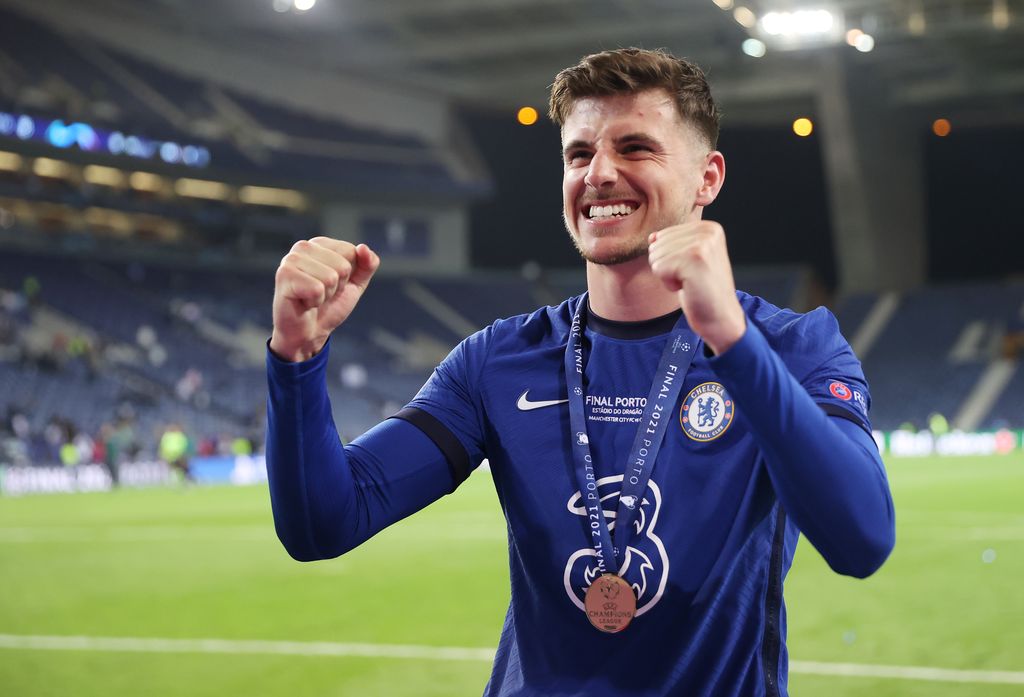 PORTO, PORTUGAL - 29 MEI: Mason Mount dari Chelsea merayakan kemenangan Liga Champions setelah Final Liga Champions UEFA antara Manchester City dan Chelsea FC di Estadio do Dragao pada 29 Mei 2021 di Porto, Portugal.  (Foto oleh Carl Recine - Pool/Getty Images)