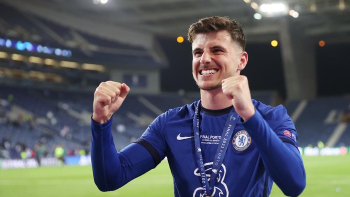 PORTO, PORTUGAL - MAY 29: Mason Mount of Chelsea celebrates winning the Champions League following the UEFA Champions League Final between Manchester City and Chelsea FC at Estadio do Dragao on May 29, 2021 in Porto, Portugal. (Photo by Carl Recine - Pool/Getty Images)