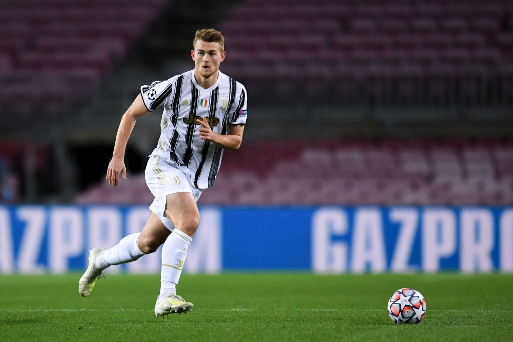 BARCELONA, SPAIN - DECEMBER 08: Matthijs de Ligt of Juventus runs with the ball during the UEFA Champions League Group G stage match between FC Barcelona and Juventus at Camp Nou on December 08, 2020 in Barcelona, Spain. Sporting stadiums around Spain remain under strict restrictions due to the Coronavirus Pandemic as Government social distancing laws prohibit fans inside venues resulting in games being played behind closed doors. (Photo by David Ramos/Getty Images)