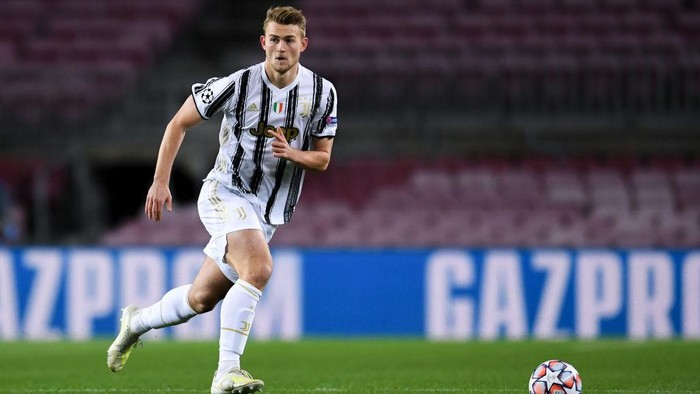 BARCELONA, SPAIN - DECEMBER 08: Matthijs de Ligt of Juventus runs with the ball during the UEFA Champions League Group G stage match between FC Barcelona and Juventus at Camp Nou on December 08, 2020 in Barcelona, Spain. Sporting stadiums around Spain remain under strict restrictions due to the Coronavirus Pandemic as Government social distancing laws prohibit fans inside venues resulting in games being played behind closed doors. (Photo by David Ramos/Getty Images)