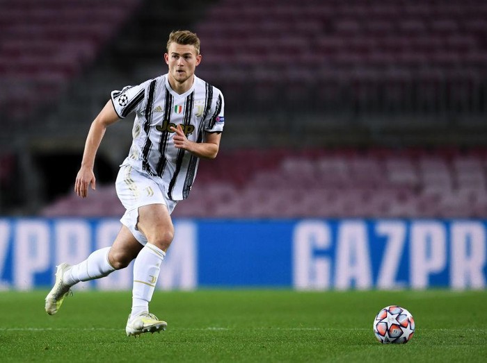BARCELONA, SPAIN - DECEMBER 08: Matthijs de Ligt of Juventus runs with the ball during the UEFA Champions League Group G stage match between FC Barcelona and Juventus at Camp Nou on December 08, 2020 in Barcelona, Spain. Sporting stadiums around Spain remain under strict restrictions due to the Coronavirus Pandemic as Government social distancing laws prohibit fans inside venues resulting in games being played behind closed doors. (Photo by David Ramos/Getty Images)