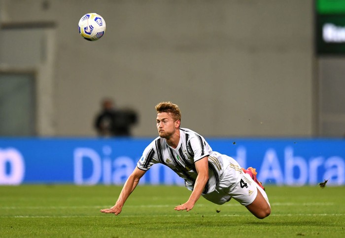 BARCELONA, SPAIN - DECEMBER 08: Matthijs de Ligt of Juventus runs with the ball during the UEFA Champions League Group G stage match between FC Barcelona and Juventus at Camp Nou on December 08, 2020 in Barcelona, Spain. Sporting stadiums around Spain remain under strict restrictions due to the Coronavirus Pandemic as Government social distancing laws prohibit fans inside venues resulting in games being played behind closed doors. (Photo by David Ramos/Getty Images)