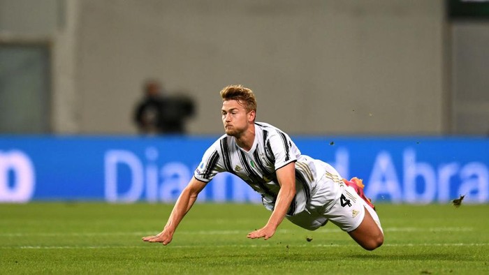 BARCELONA, SPAIN - DECEMBER 08: Matthijs de Ligt of Juventus runs with the ball during the UEFA Champions League Group G stage match between FC Barcelona and Juventus at Camp Nou on December 08, 2020 in Barcelona, Spain. Sporting stadiums around Spain remain under strict restrictions due to the Coronavirus Pandemic as Government social distancing laws prohibit fans inside venues resulting in games being played behind closed doors. (Photo by David Ramos/Getty Images)