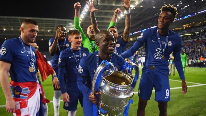 N'Golo Kante, Chelsea, Final Liga Champions PORTO, PORTUGAL - MAY 29: Ngolo Kante of Chelsea celebrates with the Champions League Trophy following their team's victory during the UEFA Champions League Final between Manchester City and Chelsea FC at Estadio do Dragao on May 29, 2021 in Porto, Portugal. (Photo by David Ramos/Getty Images)