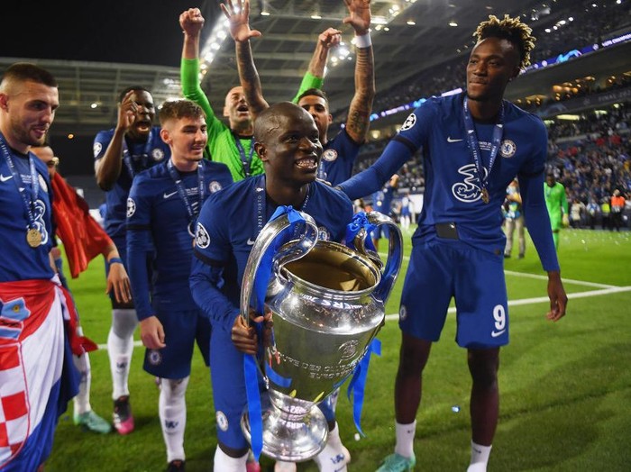 PORTO, PORTUGAL - MAY 29: Ngolo Kante of Chelsea celebrates with the Champions League Trophy following their team's victory during the UEFA Champions League Final between Manchester City and Chelsea FC at Estadio do Dragao on May 29, 2021 in Porto, Portugal. (Photo by David Ramos/Getty Images)