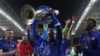 Tak banyak yang bisa merebut gelar seperti Kante. Pemain Prancis itu rupanya menjadi pemain ke-6 yang mampu juara Liga Inggris, Liga Champions, dan Piala Dunia. (Foto: AP/Manu Fernandez)