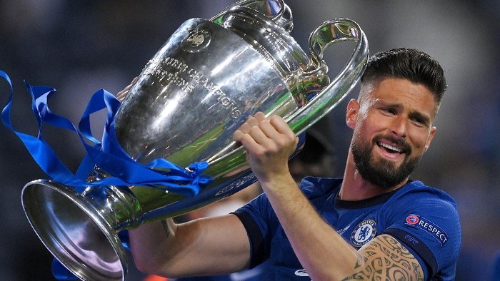 PORTO, PORTUGAL - MAY 29: Olivier Giroud of Chelsea celebrates with the Champions League Trophy following their teams victory in  the UEFA Champions League Final between Manchester City and Chelsea FC at Estadio do Dragao on May 29, 2021 in Porto, Portugal. (Photo by David Ramos/Getty Images)
