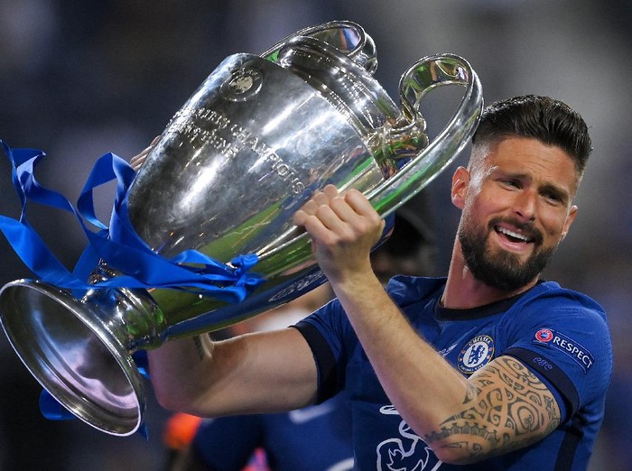 PORTO, PORTUGAL - MAY 29: Olivier Giroud of Chelsea celebrates with the Champions League Trophy following their team's victory in  the UEFA Champions League Final between Manchester City and Chelsea FC at Estadio do Dragao on May 29, 2021 in Porto, Portugal. (Photo by David Ramos/Getty Images)