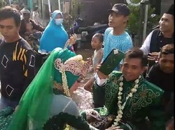 Perjuangan Pengantin Jemput Pasangannya Terjang Banjir Rob di Demak