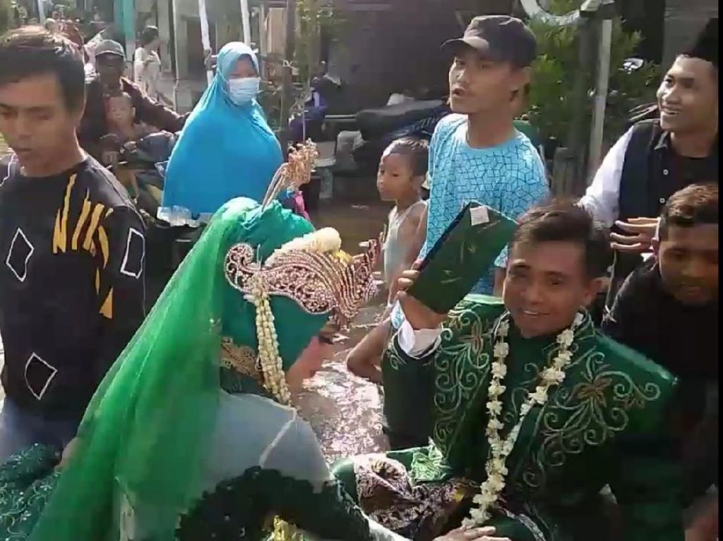 Perjuangan Pengantin Jemput Pasangannya Terjang Banjir Rob di Demak Perjuangan Pengantin Jemput Pasangannya Terjang Banjir Rob di Demak