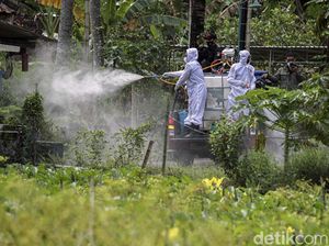 Penyemprotan Disinfektan untuk Cegah Klaster Kampung Penyemprotan Disinfektan untuk Cegah Klaster Kampung
