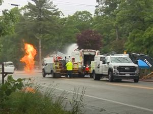 Pilar Api Setinggi 5 Meter Memblokir Jalan Akibat Gas Bocor di AS Pilar Api Setinggi 5 Meter Memblokir Jalan Akibat Gas Bocor di AS