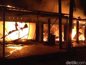 5 Rumah Terbakar di Makassar Jadi Tontonan Warga