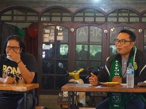 Pakai Syal dan Jaket Persebaya, Ridwan Kamil Nongkrong Bareng Bonek di Warkop