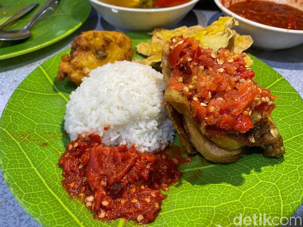 Makan Puas Ayam Goreng Sambal Dadak di Restoran Prasmanan Khas Sunda Makan Puas Ayam Goreng Sambal Dadak di Restoran Prasmanan Khas Sunda