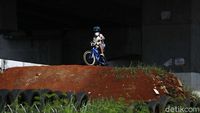 Serunya Anak-anak Jajal Pump Track di Kolong Jembatan Tol Becakayu
