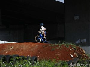 Serunya Anak-anak Jajal Pump Track di Kolong Jembatan Tol Becakayu