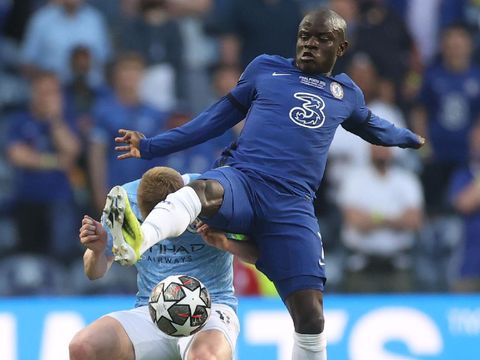 Soccer Football - Champions League Final - Manchester City v Chelsea - Estadio do Dragao, Porto, Portugal - May 29, 2021 Chelsea's N'Golo Kante in action with Manchester City's Kevin De Bruyne
