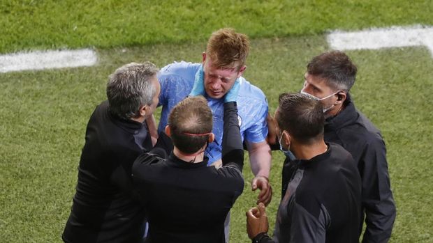 Soccer Football - Champions League Final - Manchester City v Chelsea - Estadio do Dragao, Porto, Portugal - May 29, 2021 Manchester City's Kevin De Bruyne looks dejected as he leaves the pitch after sustaining an injury Pool via REUTERS/Susana Vera