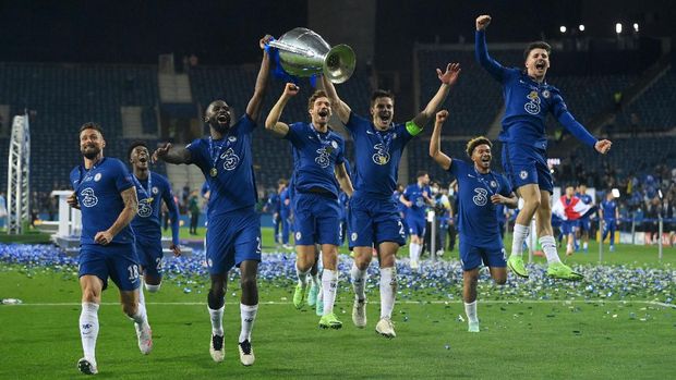 Soccer Football - Champions League Final - Manchester City v Chelsea - Estadio do Dragao, Porto, Portugal - May 29, 2021 Chelsea players celebrate with the trophy after winning the Champions League Pool via REUTERS/David Ramos     TPX IMAGES OF THE DAY
