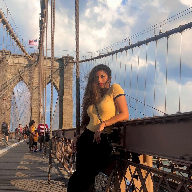 Suhana Khan sedang berpose di sebuah jembatan/instagram.com/suhanakhan2