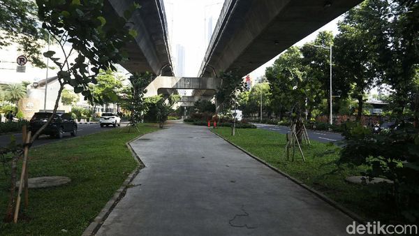 Tak Ada Parkir Liar, Kolong JLNT Casablanca Terlihat Rapi