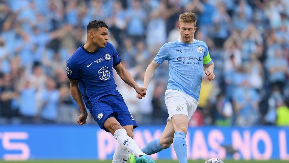 Thiago Silva mengangkat trofi Liga Champions, usai Manchester City mengalahkan Chelsea di final. (Foto: Getty Images/David Ramos)