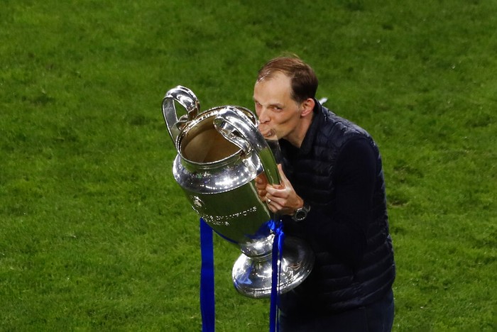 Chelseas head coach Thomas Tuchel celebrates kissing the trophy after winning the Champions League final soccer match against Manchester City at the Dragao Stadium in Porto, Portugal, Saturday, May 29, 2021. (Susana Vera/Pool via AP)