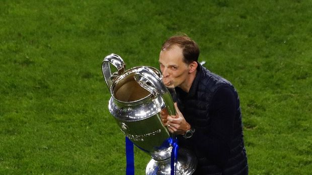 Chelsea's head coach Thomas Tuchel celebrates kissing the trophy after winning the Champions League final soccer match against Manchester City at the Dragao Stadium in Porto, Portugal, Saturday, May 29, 2021. (Susana Vera/Pool via AP)