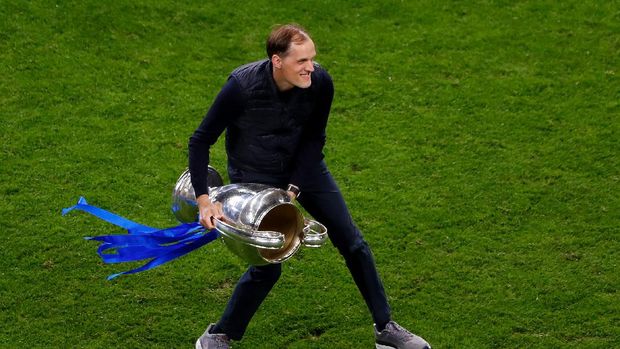 PORTO, PORTUGAL - MAY 29: Thomas Tuchel, Manager of Chelsea celebrates with the Champions League Trophy following their team's victory in the UEFA Champions League Final between Manchester City and Chelsea FC at Estadio do Dragao on May 29, 2021 in Porto, Portugal. (Photo by Susan Vera - Pool/Getty Images)