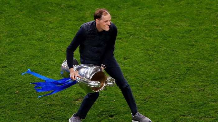 PORTO, PORTUGAL - MAY 29: Thomas Tuchel, Manager of Chelsea celebrates with the Champions League Trophy following their teams victory in the UEFA Champions League Final between Manchester City and Chelsea FC at Estadio do Dragao on May 29, 2021 in Porto, Portugal. (Photo by Susan Vera - Pool/Getty Images)