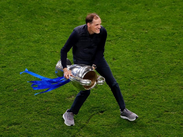 PORTO, PORTUGAL - MAY 29: Thomas Tuchel, Manager of Chelsea celebrates with the Champions League Trophy following their team's victory in the UEFA Champions League Final between Manchester City and Chelsea FC at Estadio do Dragao on May 29, 2021 in Porto, Portugal. (Photo by Susan Vera - Pool/Getty Images)