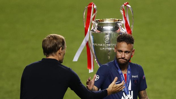 LISBON, PORTUGAL - AUGUST 23: Thomas Tuchel, Head Coach of Paris Saint-Germain consoles Neymar of Paris Saint-Germain following Paris Saint-Germain's defeat in the UEFA Champions League Final match between Paris Saint-Germain and Bayern Munich at Estadio do Sport Lisboa e Benfica on August 23, 2020 in Lisbon, Portugal. (Photo by Matt Childs/Pool via Getty Images)