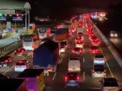 Tol Cikarang Padat Merayap, Kendaraan Nyaris Tak Bergerak