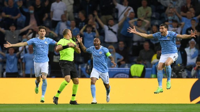PORTO, PORTUGAL - MAY 29: John Stones, Raheem Sterling and Ruben Dias of Manchester City confront match referee Antonio Mateu Lahoz during the UEFA Champions League Final between Manchester City and Chelsea FC at Estadio do Dragao on May 29, 2021 in Porto, Portugal. (Photo by David Ramos/Getty Images)