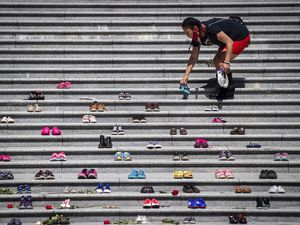 Bayang-bayang Temuan Seribuan Kuburan Anak Saat Peringatan Hari Kanada Bayang-bayang Temuan Seribuan Kuburan Anak Saat Peringatan Hari Kanada