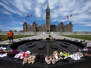 Aksi Mengenang 215 Jasad Anak Terkubur di Bekas Sekolah Kanada