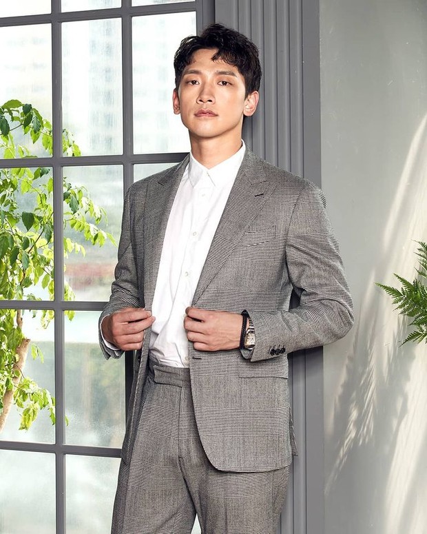 Aktor sekaligus penyanyi Rain.