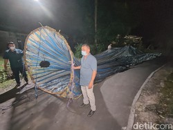 Bahaya! Balon Udara Bersumbu Api Lompati Tol Lalu Jatuh Dekat Bandara Solo