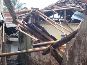 Diduga Sudah Tua dan Lapuk, Bangunan MI di Cianjur Ambruk