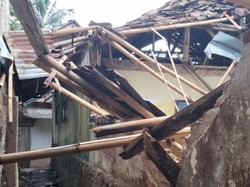 Diduga Sudah Tua dan Lapuk, Bangunan MI di Cianjur Ambruk