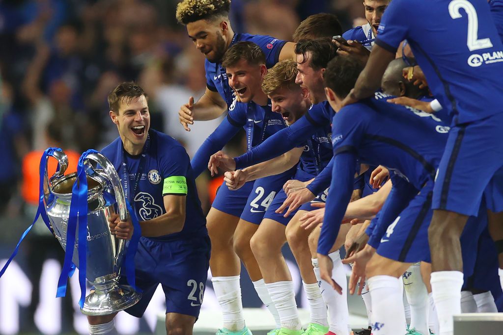 PORTO, PORTUGAL - MAY 29: Cesar Azpilicueta of Chelsea kisses the Champions League Trophy following their team's victory in the UEFA Champions League Final between Manchester City and Chelsea FC at Estadio do Dragao on May 29, 2021 in Porto, Portugal. (Photo by Carl Recine - Pool/Getty Images)