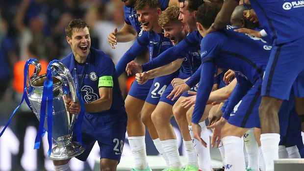 PORTO, PORTUGAL - MAY 29: Cesar Azpilicueta of Chelsea kisses the Champions League Trophy following their team's victory in the UEFA Champions League Final between Manchester City and Chelsea FC at Estadio do Dragao on May 29, 2021 in Porto, Portugal. (Photo by Carl Recine - Pool/Getty Images)