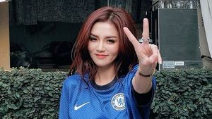 Foto: Model Thailand yang Hobi Tampil Seksi dengan Jersey Chelsea