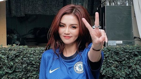 Foto: Model Thailand yang Hobi Tampil Seksi dengan Jersey Chelsea