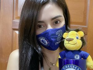 Model Thailand Tampil Topless Saat Dukung Tim Sepak Bola Chelsea