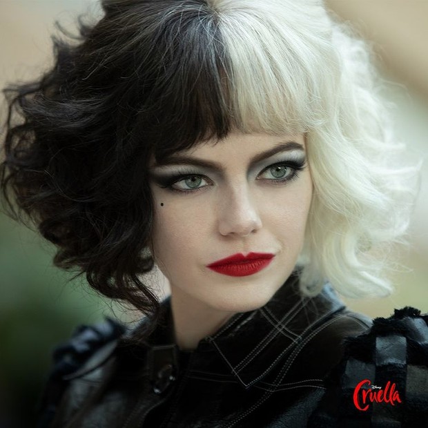 Emma Stone saat memerankan karakter Cruella dalam film Cruella.