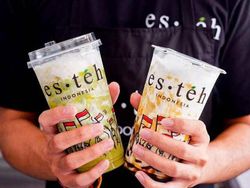 Ogah Kerja Kantoran, Pria Ini Jualan Es Teh Beromzet Ratusan Juta