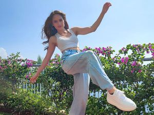 7 Gaya Simple Cinta Laura, Belanja Barang Branded 5 Tahun Sekali